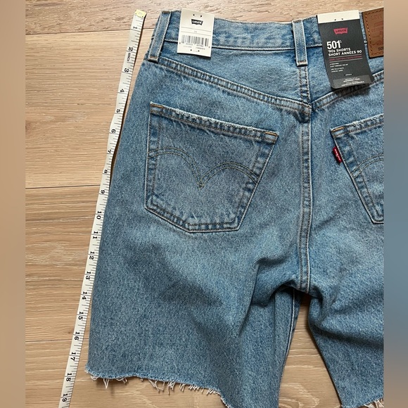 NWT Levi’s Shorts 501 90s Shorts | US26 - Picture 4 of 9